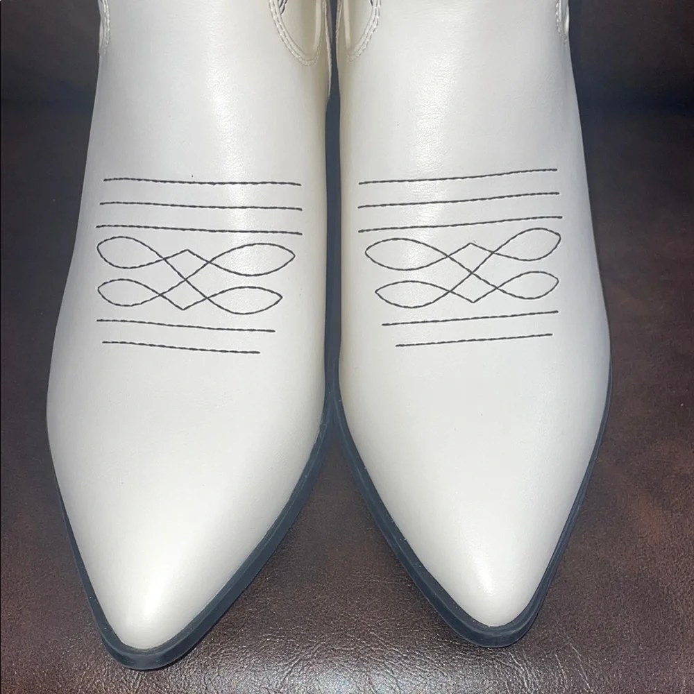 Universal Thread White Ankle Booties with Decorative Stitching (10) - Picture 5 of 13